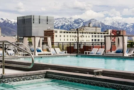 Convention Ctr Studio! Designer! Spa/pool/gym/pkg!