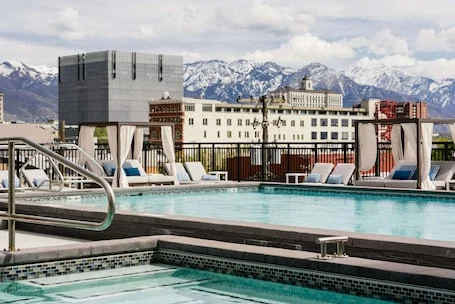 Convention Ctr Style-2BR Pool/HotTub/Gym/Theatre