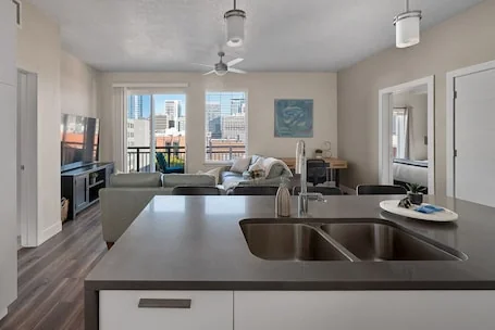 Convention Ctr – Stylish 2BD/2BA w/Pool/Gym/Htub
