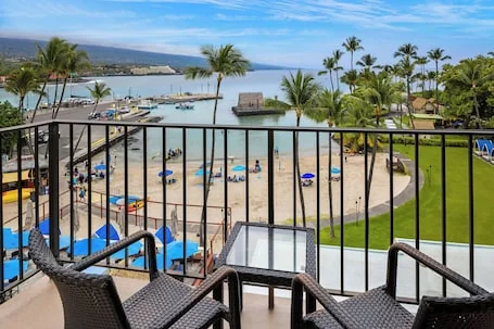 Courtyard by Marriott King Kamehameha’s Kona Beach Hotel