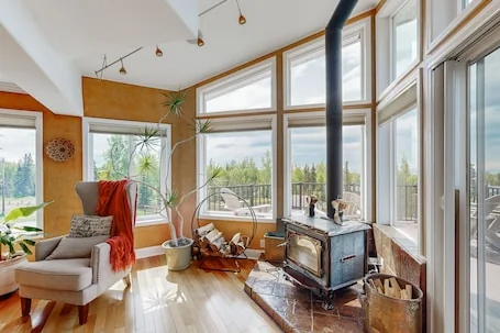 Cozy apartment with large deck with views, hot tub & wood stove