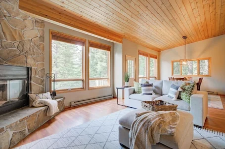 Cozy Big Sky retreat w/Hot Tub & Sauna! Family friendly, fireplace, balconies!