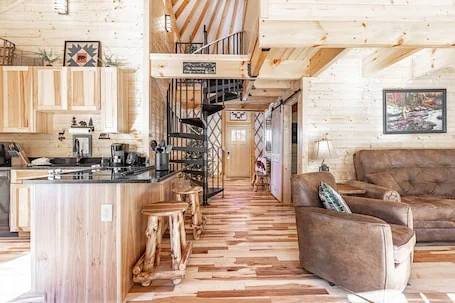 Cozy Blue-Beary great f/ couples or small family, Huge Deck w/Privte Hot Tub