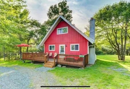 COZY CHALET-CAMELBACK & KALAHARI; HOT TUB, PING PONG & POOL TABLE; GAS FIREPLACE