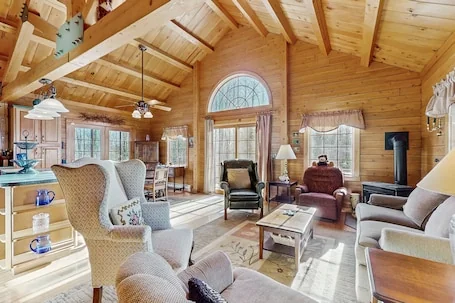 Cozy log house w/ gas-fire stove, dog-friendly, clubhouse amenities, w/d, wifi