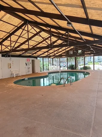 Cozy studio with pools/Jacuzzi in charming Little River only 5 minutes to ocean.
