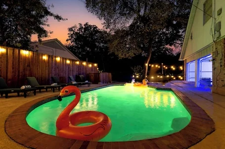 Dallas Retreat 4BR 2.5BA Family Friendly /Pool & Hot Tub/Game Room/Bishop Arts