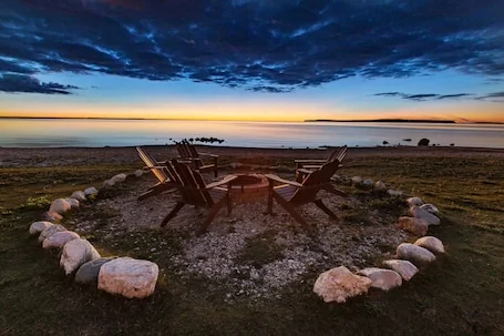 Days Inn & Suites by Wyndham St. Ignace Lakefront