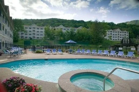 Deluxe Redone Country Inn Suite at Jiminy-Sleeps 4 – Ski On/Off at Mountain Base