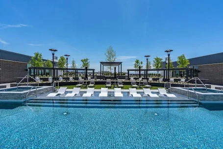Designer NEW 2BD 2BA Pool/Htub/Gym/Bowling