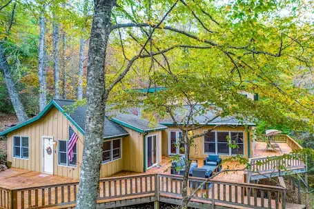 Dog-friendly home with WiFi, private washer/dryer, grill, hot tub, firepit