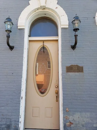 Downtown Chatfield-Lovely 2nd Fl Loft (2 Bdrm/1 bath) w/Private Deck & hottub