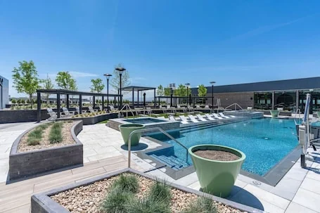 Downtown Luxury 1BD- Pool/Spa/Bowl/Golf/Gym/Parkng
