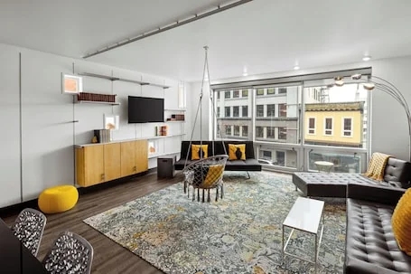 Downtown Mountain-View Executive King Suite. Kitchen, Hot Tub & Free Breakfast!