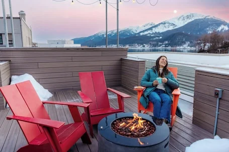 Downtown Penthouse King Suite, Kitchenette, Free Breakfast, and Rooftop Hot Tub!