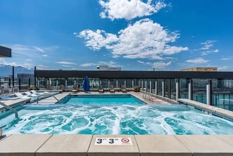 Downtown SLC Luxury 1BD / 1BA- Pool/HotTub 24hrGym