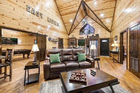 Easy Living -Mountain Setting w/ Pool Table & Private Hot Tub🎱🌲♨️