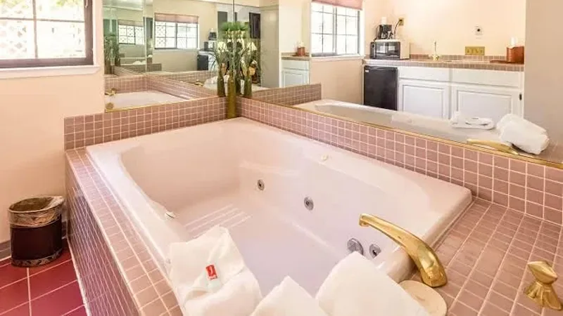 Econo Lodge Inn & Suites Heavenly Village Area