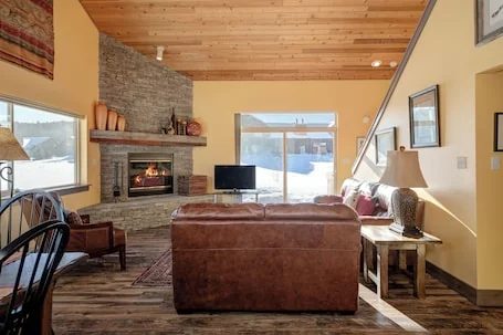 Family condo w/private hot tub & fireplace – Fire Mountain Chalet Big Sky Town Center