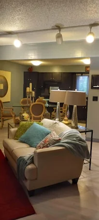 Family or Corporate Comfort. 8+ minutes to airport & walk to great dining!