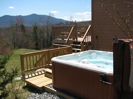 Franconia Notch Retreat, Huge Views, Hot Tub, EV charger, A/C