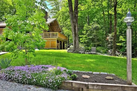 Fun In Fun Out Ski Home: Upper Unit. Renovated 3BR/2BA. Hot Tub. Sauna.