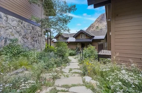 Gad Valley Lodge – ski-in/out to Snowbird