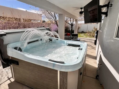 Gorgeous house w/hot tub pool table gaming table next to amazing walking trail!