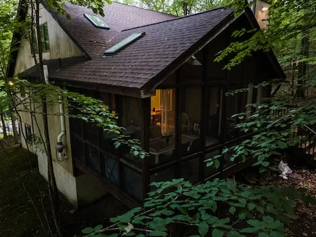 GreatRoom, soaring ceilings, window walls,F/Place Just what you are looking for.