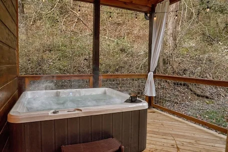 Guest Favorite/Perfect for Couples/Families/Loaded with Amenities/Paved Parking