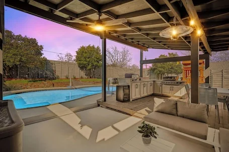 ★Heated pool, Hot Tub, Gaming, Pizza oven, 18 mins to Dallas★
