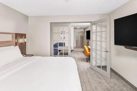 Holiday Inn Express & Suites Bloomington – Normal by IHG