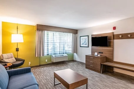 Holiday Inn Express & Suites Camarillo by IHG