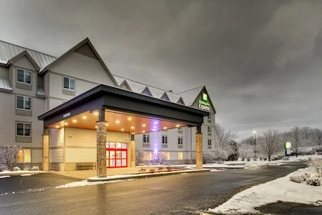 Holiday Inn Express & Suites Lincoln East – White Mountains by IHG