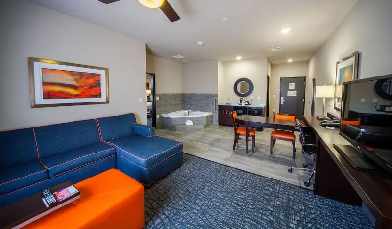 Holiday Inn Express & Suites Oklahoma City Southeast – I-35