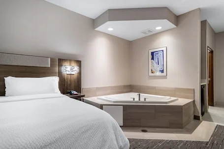 Holiday Inn Express & Suites Vadnais Heights by IHG