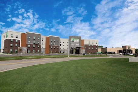 Holiday Inn & Suites Sioux Falls – Airport by IHG