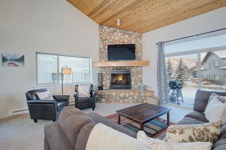Home close to Big Sky Resort & Town Center w/private hot tub – Ousel Falls Chalet
