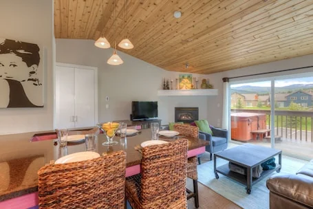 Home w/hot tub & fireplace close to Big Sky Town Center & Resort – Bright and Beautiful Condo