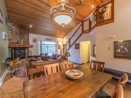 Home w/private hot tub & fireplace close to Big Sky Resort & Town Center – Firelight Escape