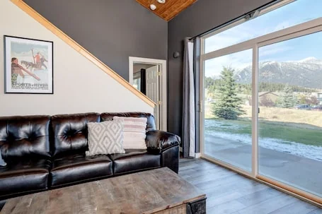 Home w/private hot tub & fireplace close to Town Center & Resort – Mountain to Meadow Ski Chalet