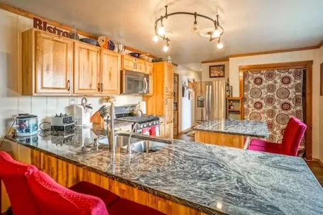 Hot Tub, 1bd/1ba, Nob Hill Home, King bed, W/D