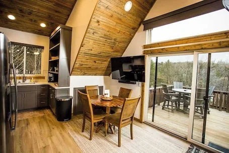 Hot Tub, Lake Access, Kayaks/boards, Firepit