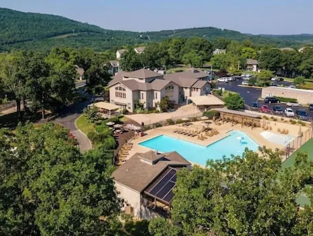 Indoor Pool/Bunk/2 King/Arcade/Foosball/Hot tub!
