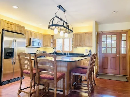 Jay Peak 4BR/3.5BA Ski-in/out Townhome