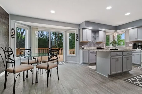 Jenkins Retreat-5BR/hot tub/theater, near TPC & National Sports Center