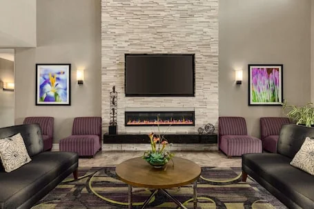 La Quinta Inn & Suites by Wyndham Arlington North 6 Flags Dr