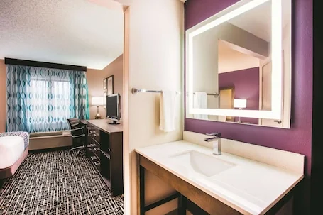 La Quinta Inn & Suites by Wyndham Cincinnati NE – Mason