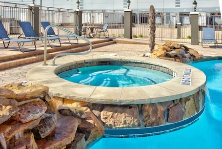 La Quinta Inn & Suites by Wyndham Dallas Grand Prairie South