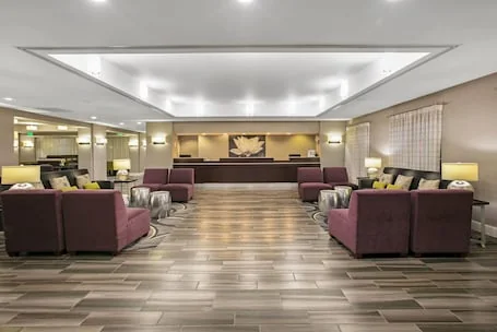 La Quinta Inn & Suites by Wyndham DFW Airport South / Irving
